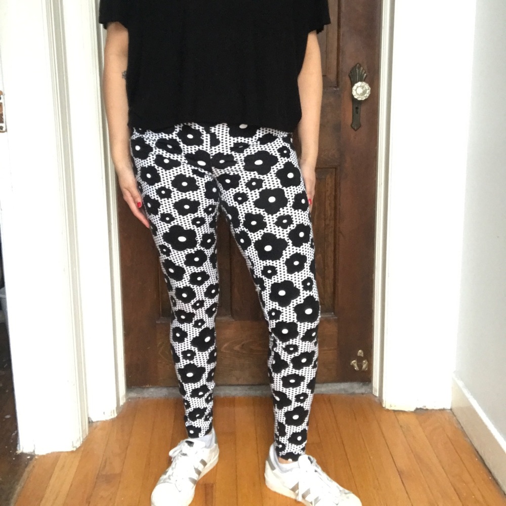 daisy black and white leggings